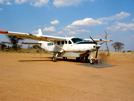 Geparkeerde Cessna Caravan van Aviation Sans Frontières