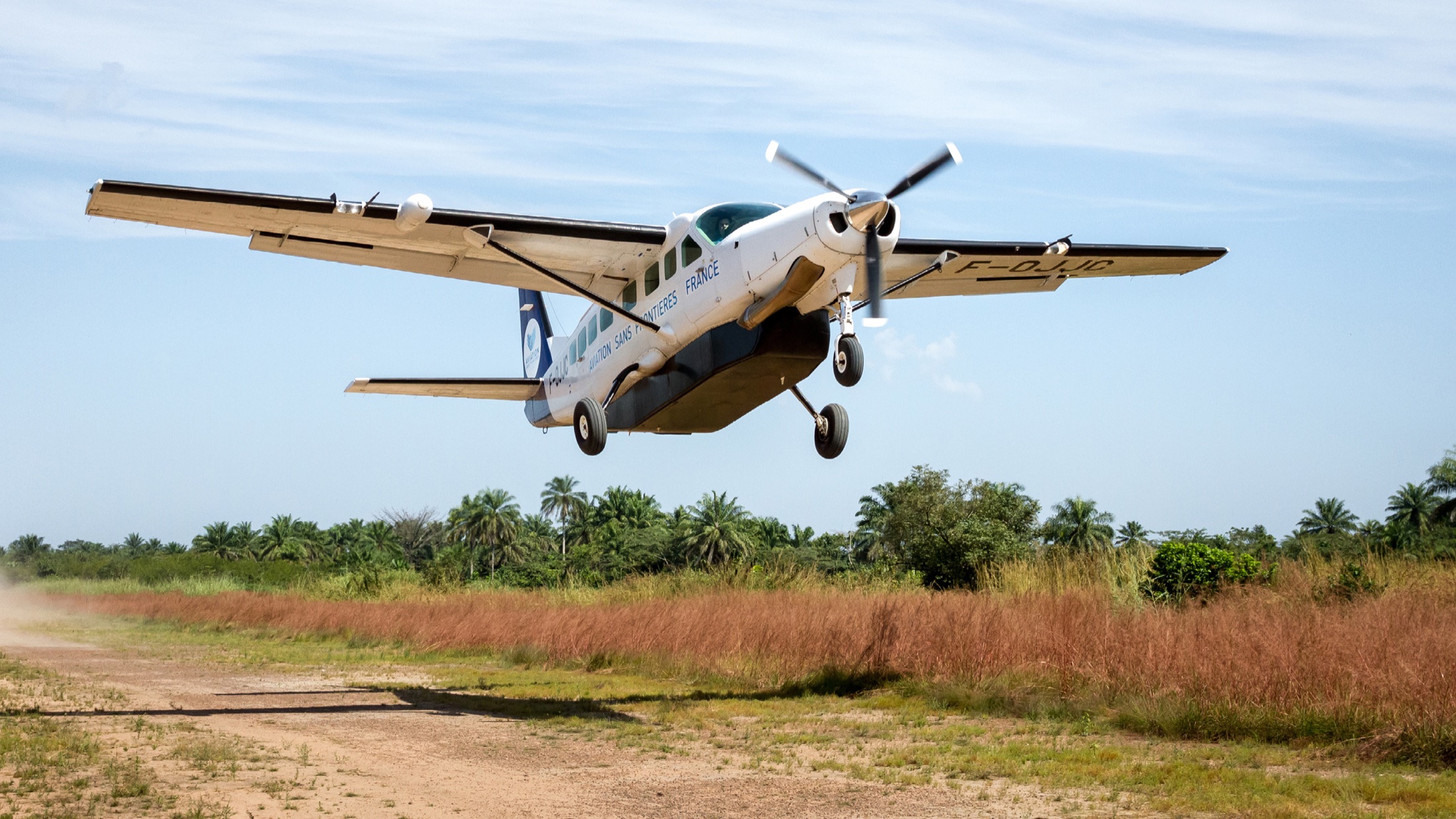 Cessna Caravan van Aviation Sans Frontières landt op een onverharde strip in Afrika